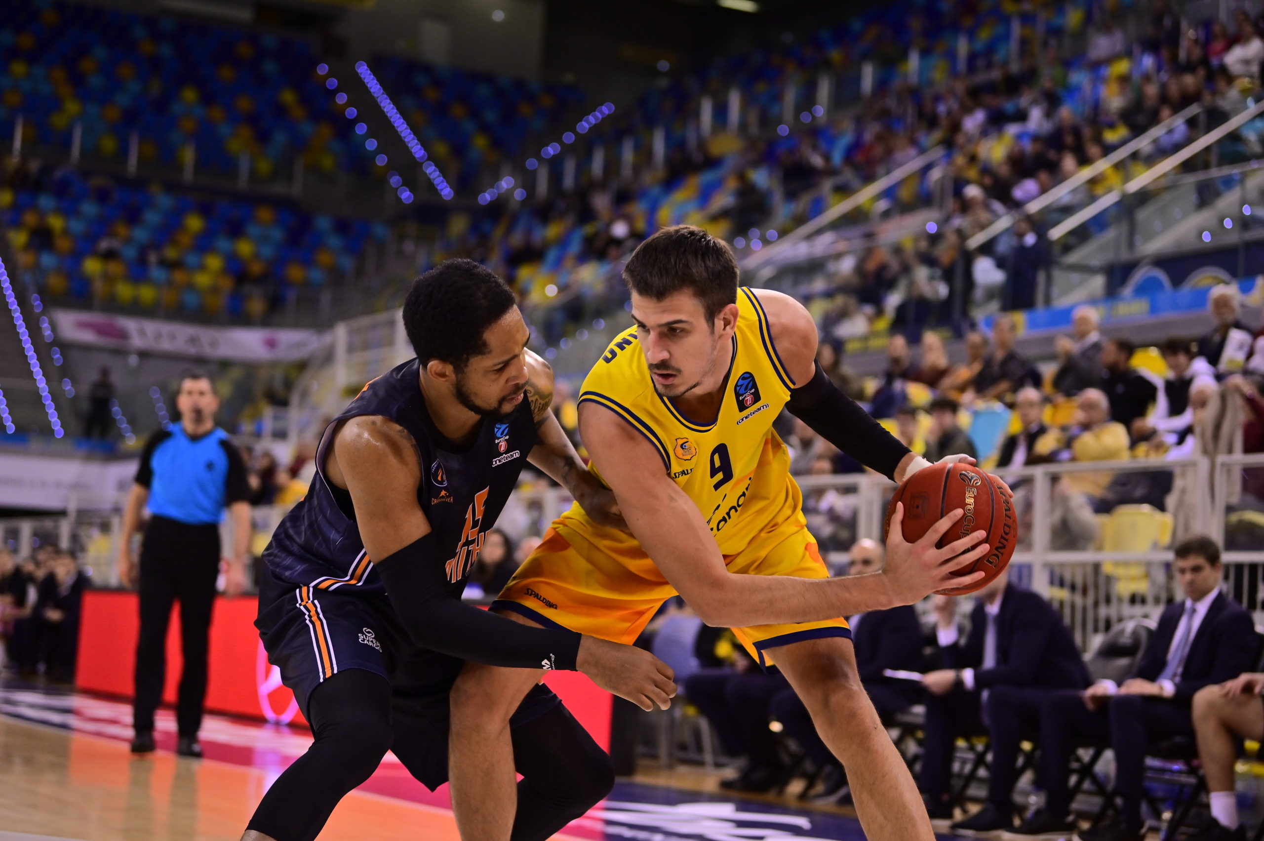 Jugadores del Gran Canaria y Promitheas Patras en acción durante un partido de Eurocup.
