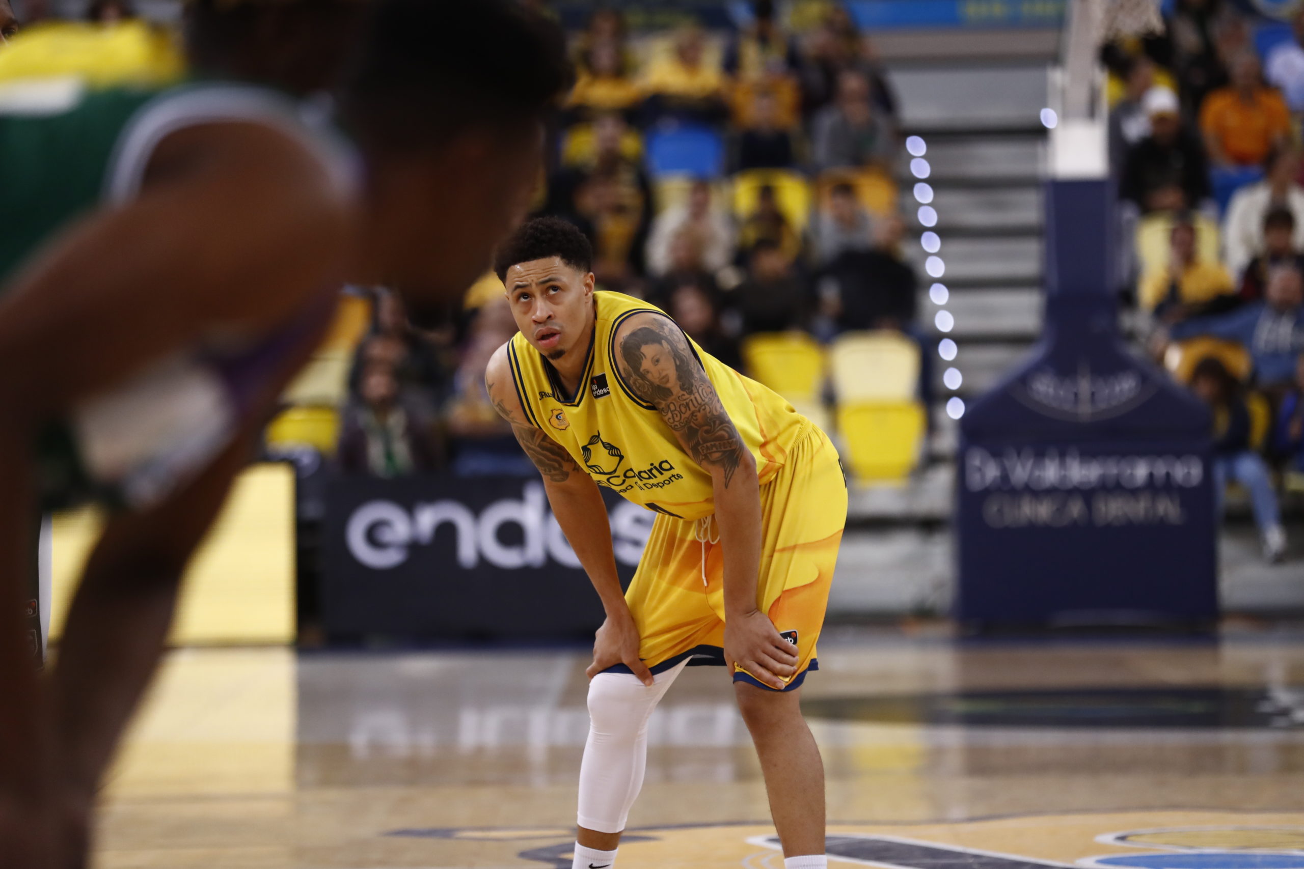 Jugador del Gran Canaria enfocado en el juego durante un partido en el estadio.