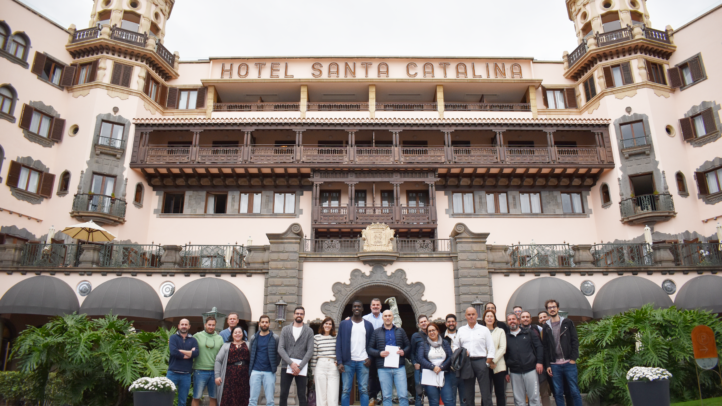 Grupo de personas en la jornada de formación del CB Gran Canaria frente al Hotel Santa Catalina.