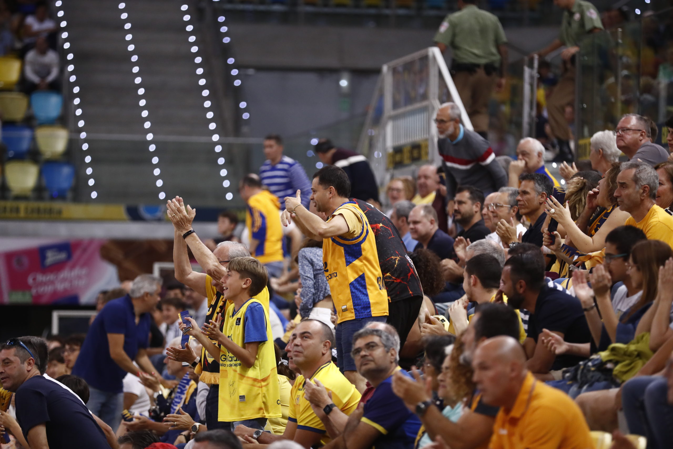 Aficionados del Gran Canaria animando en el partido contra Joventut Badalona.