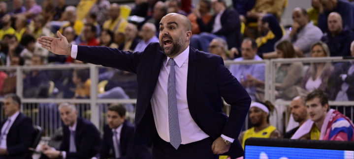 Entrenador del Club Baloncesto Gran Canaria dirigiendo a su equipo en un partido.