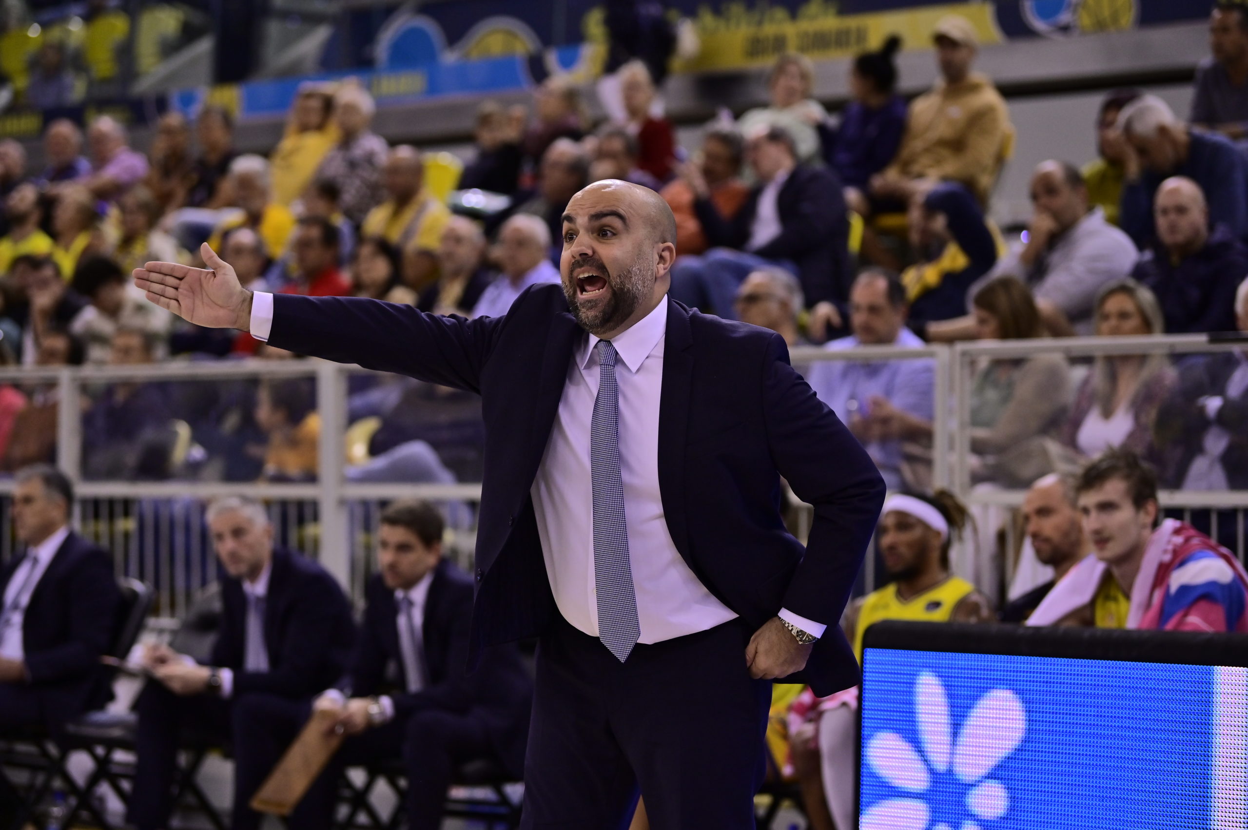 Entrenador del Club Baloncesto Gran Canaria dirigiendo a su equipo en un partido.
