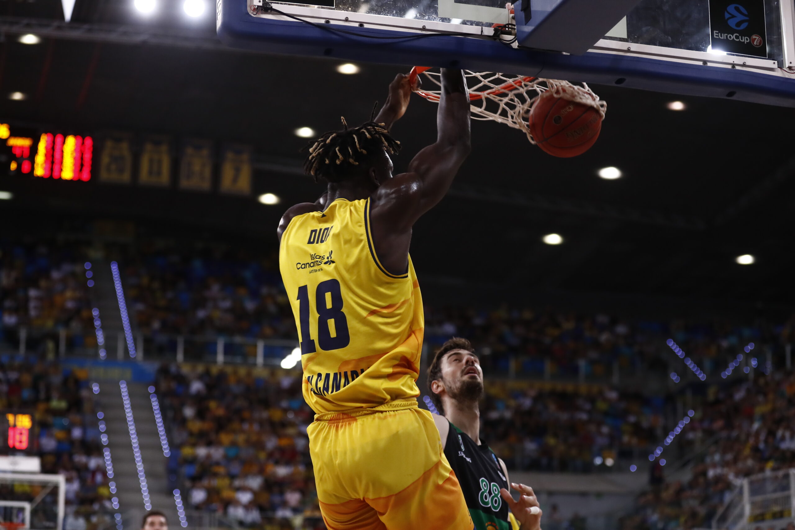Jugador del Gran Canaria realizando un mate durante un partido de baloncesto.