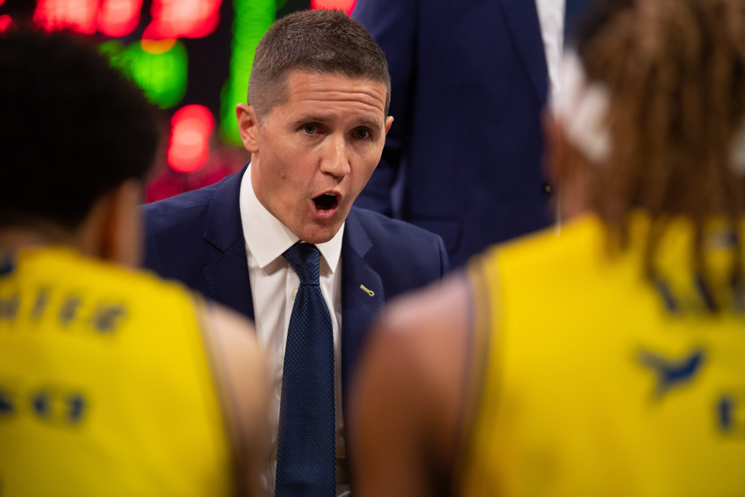 Entrenador Jaka Lakovic dirigiéndose a sus jugadores durante un tiempo muerto.