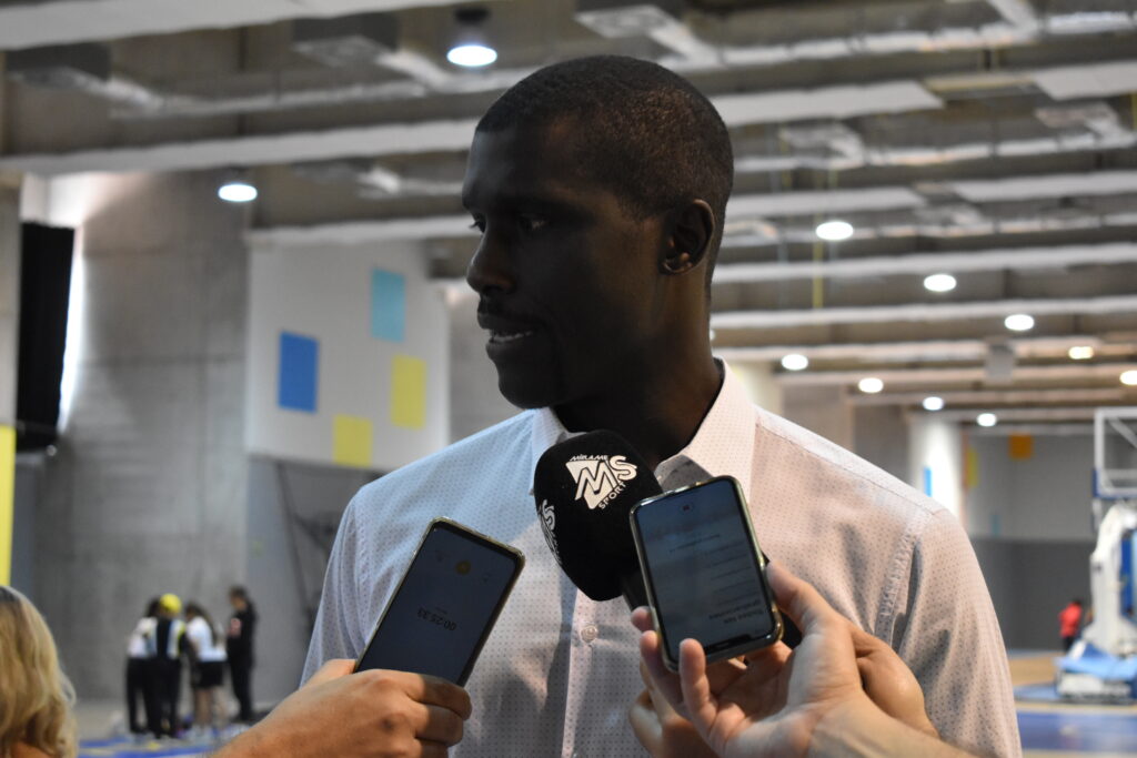 Atleta siendo entrevistado durante el curso de primeros auxilios en el club.