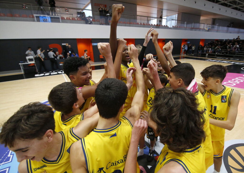Jugadores del Gran Canaria infantil celebran en equipo tras un partido.