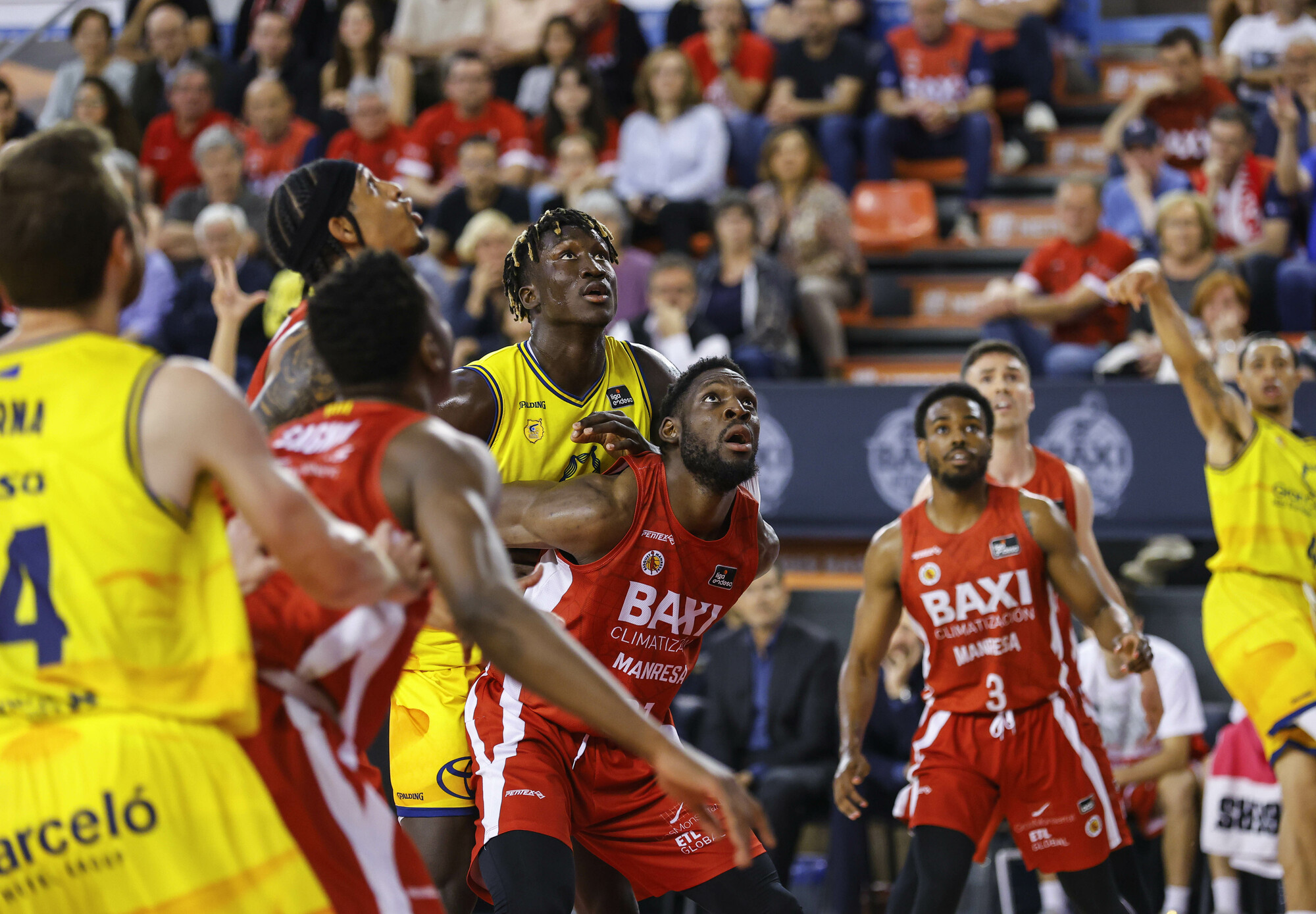 Jugadores de baloncesto compiten en un partido entre Gran Canaria y Manresa.