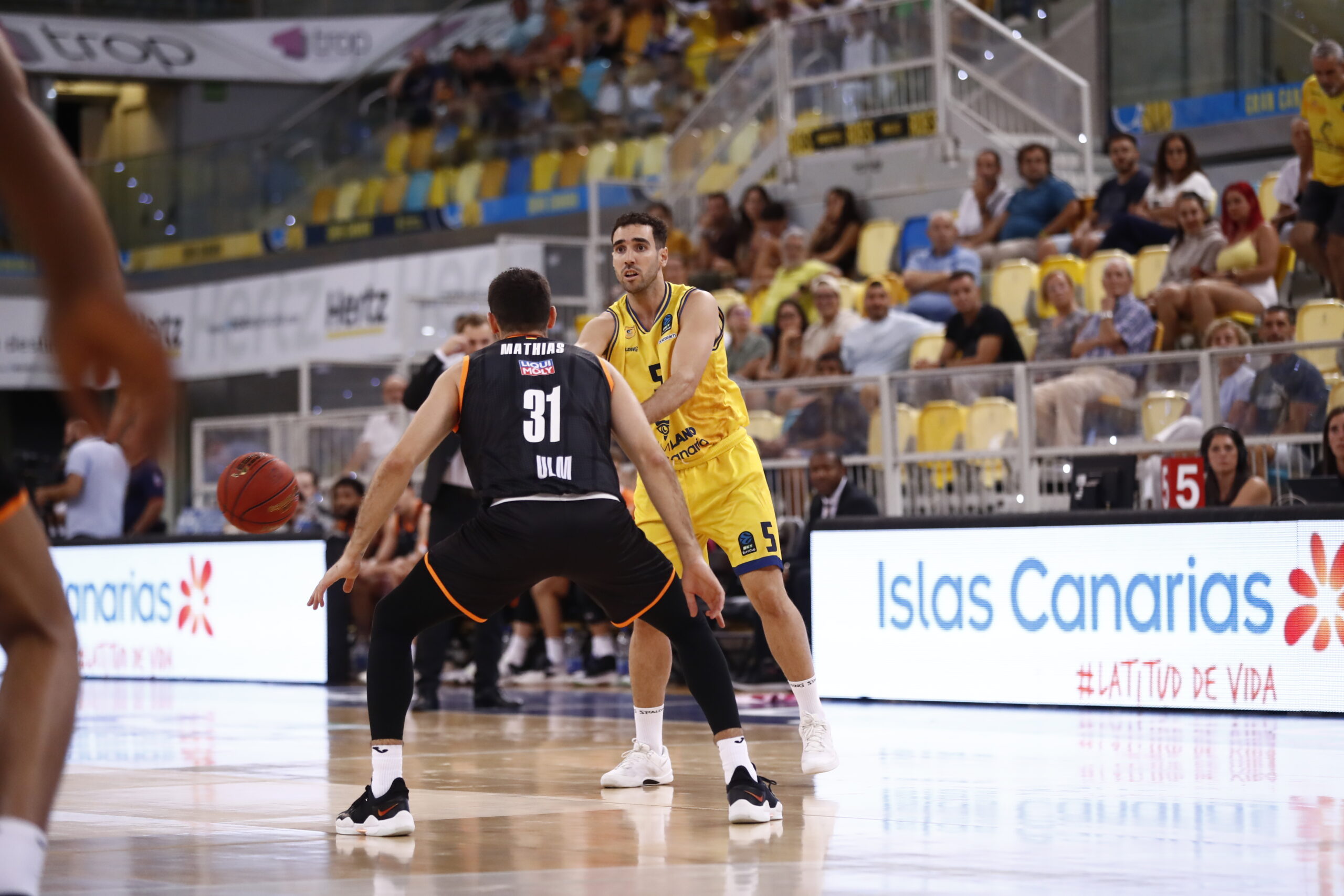 Jugador del Dreamland Gran Canaria controla el balón frente a un oponente de Ulm.
