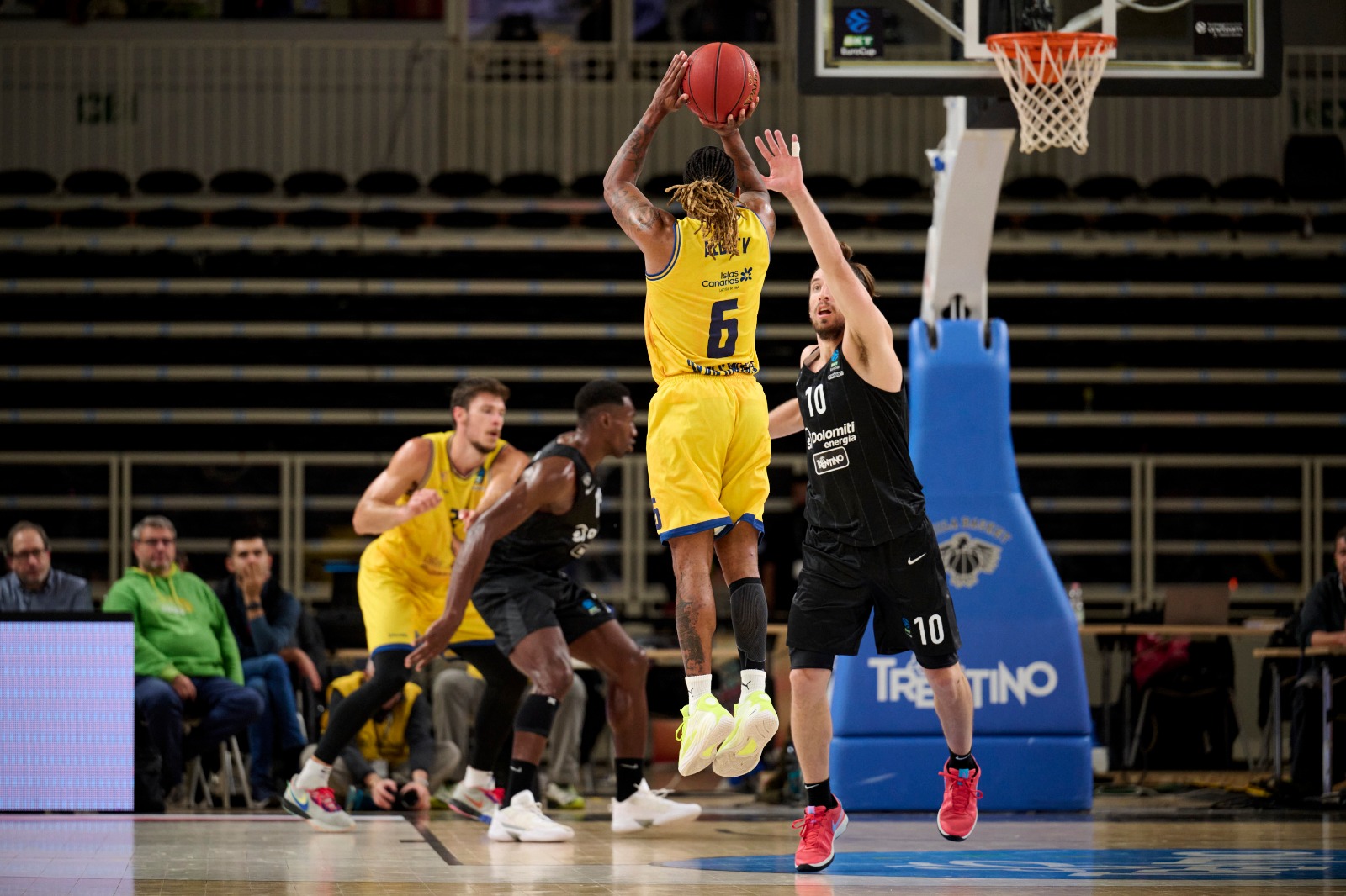 Jugador del Dreamland Gran Canaria lanzando a canasta en partido contra Trento.