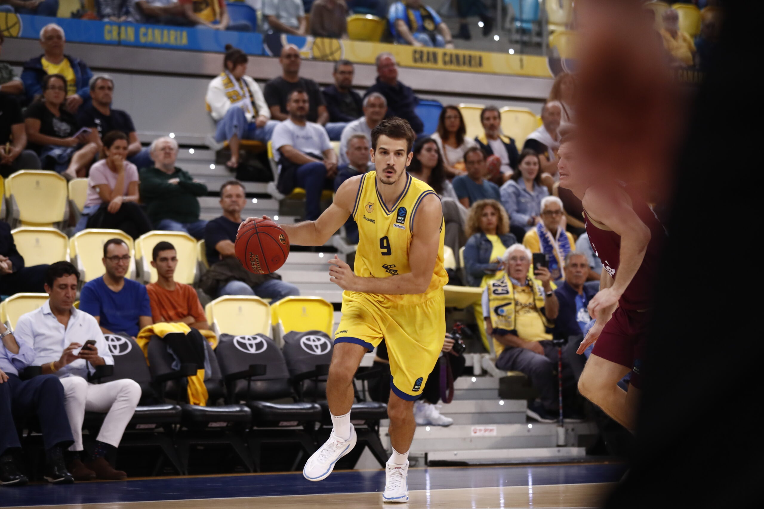 Jugador del Dreamland Gran Canaria avanzando con el balón en un partido de baloncesto.