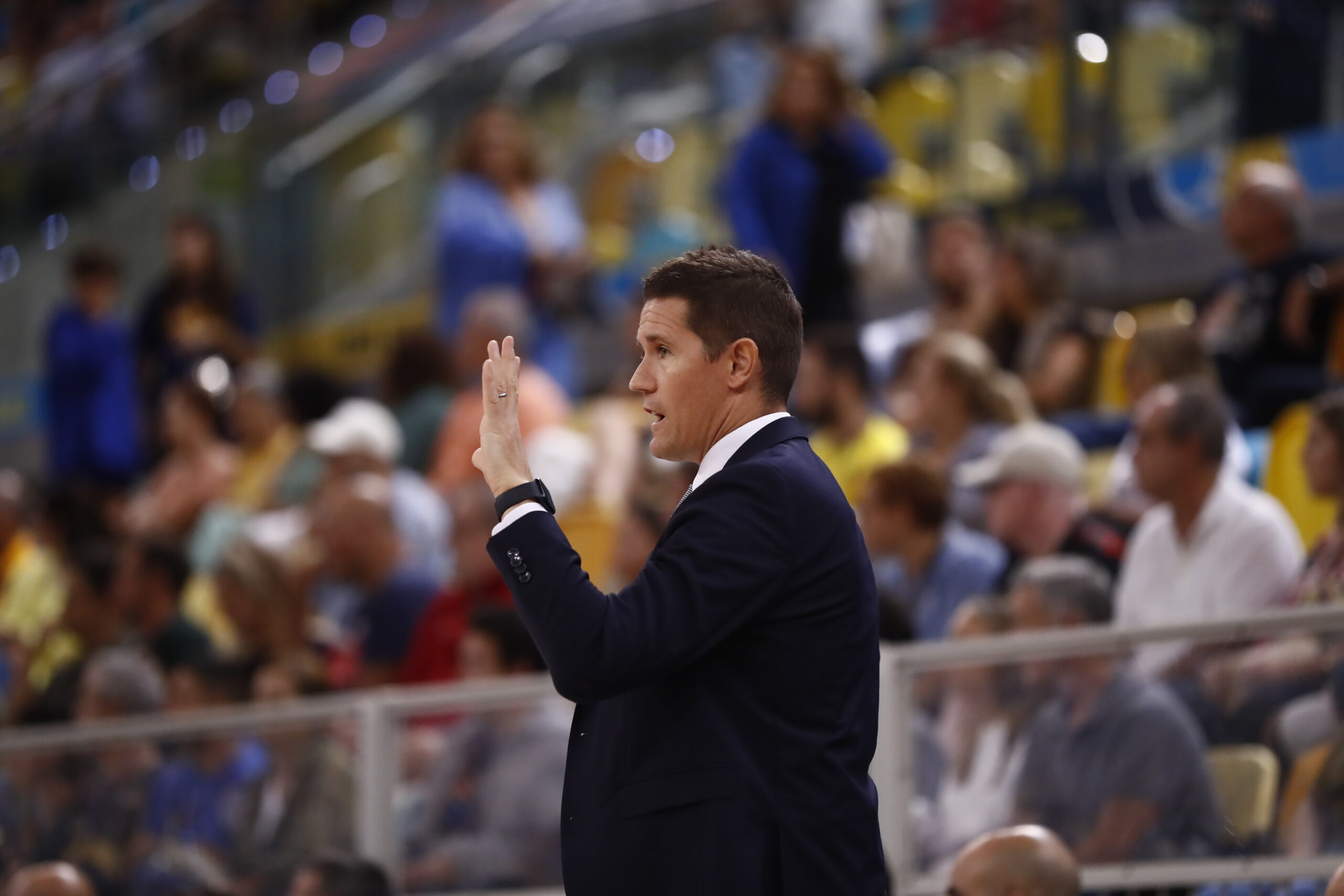Entrenador del Gran Canaria dirigiendo a su equipo durante un partido.