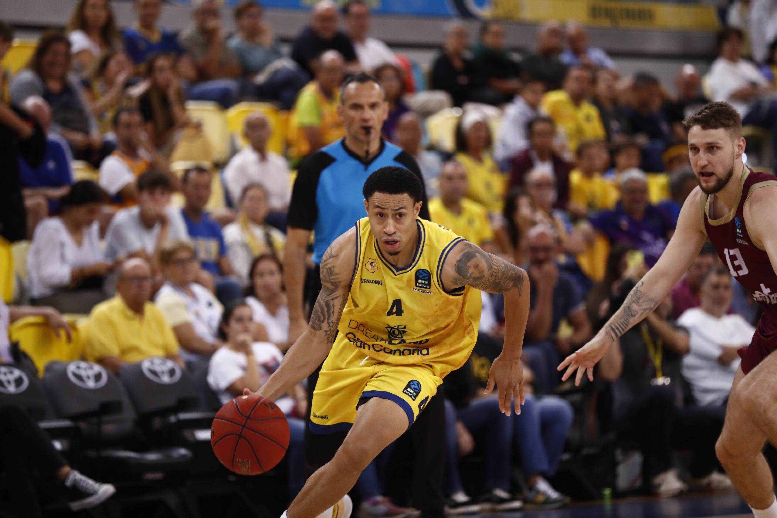 Jugador del Dreamland Gran Canaria avanza con el balón durante un partido de Eurocup.