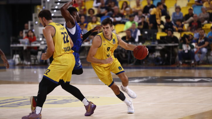 Dos jugadores del Club Baloncesto Gran Canaria en acción durante un partido.