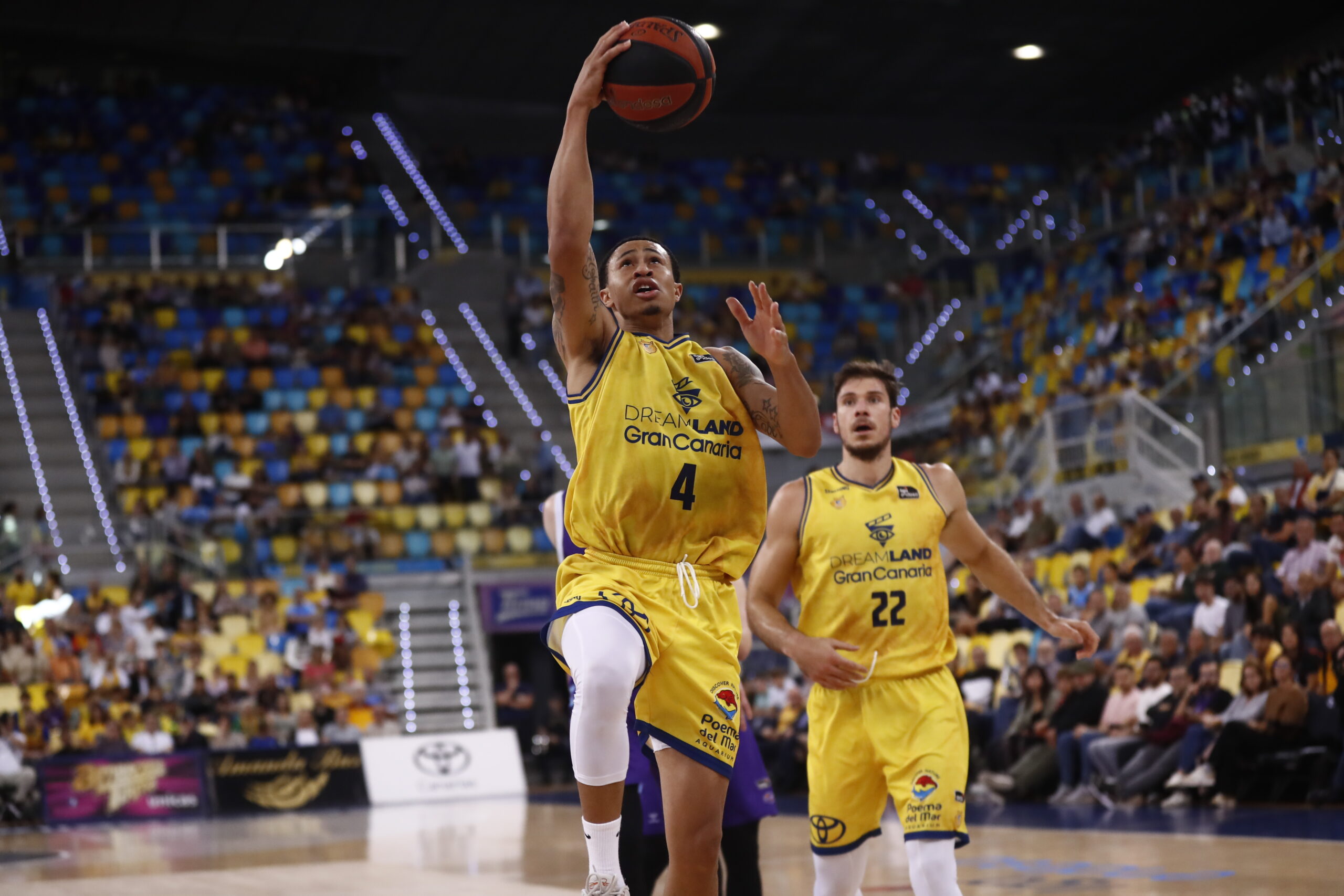 Jugador del Dreamland Gran Canaria lanza a canasta durante un partido.