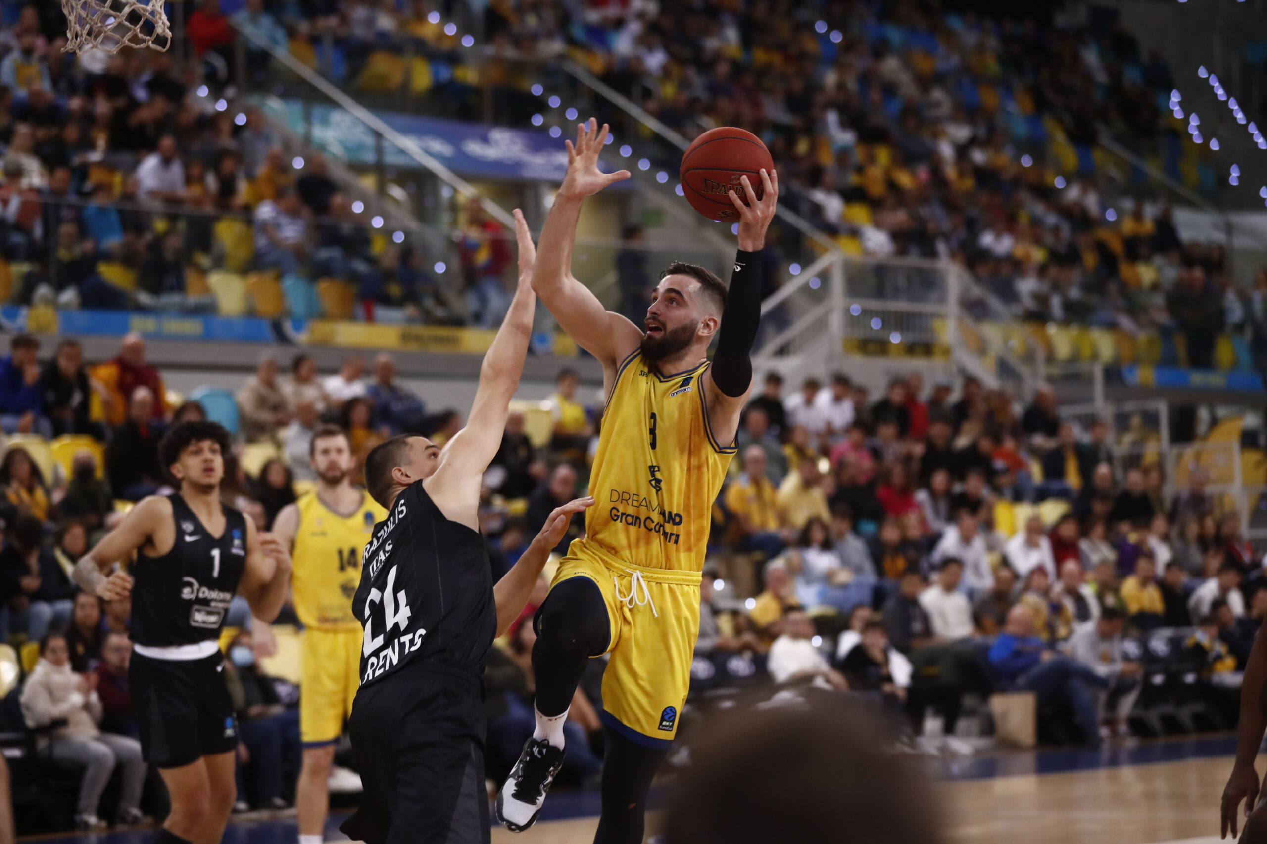 Jugador del CB Gran Canaria en acción durante un partido en el fortín amarillo.