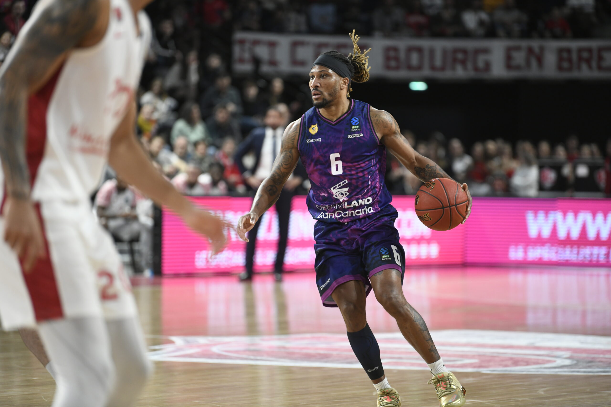 Jugador del Club Baloncesto Gran Canaria con balón durante un partido en Bourg en Bresse.