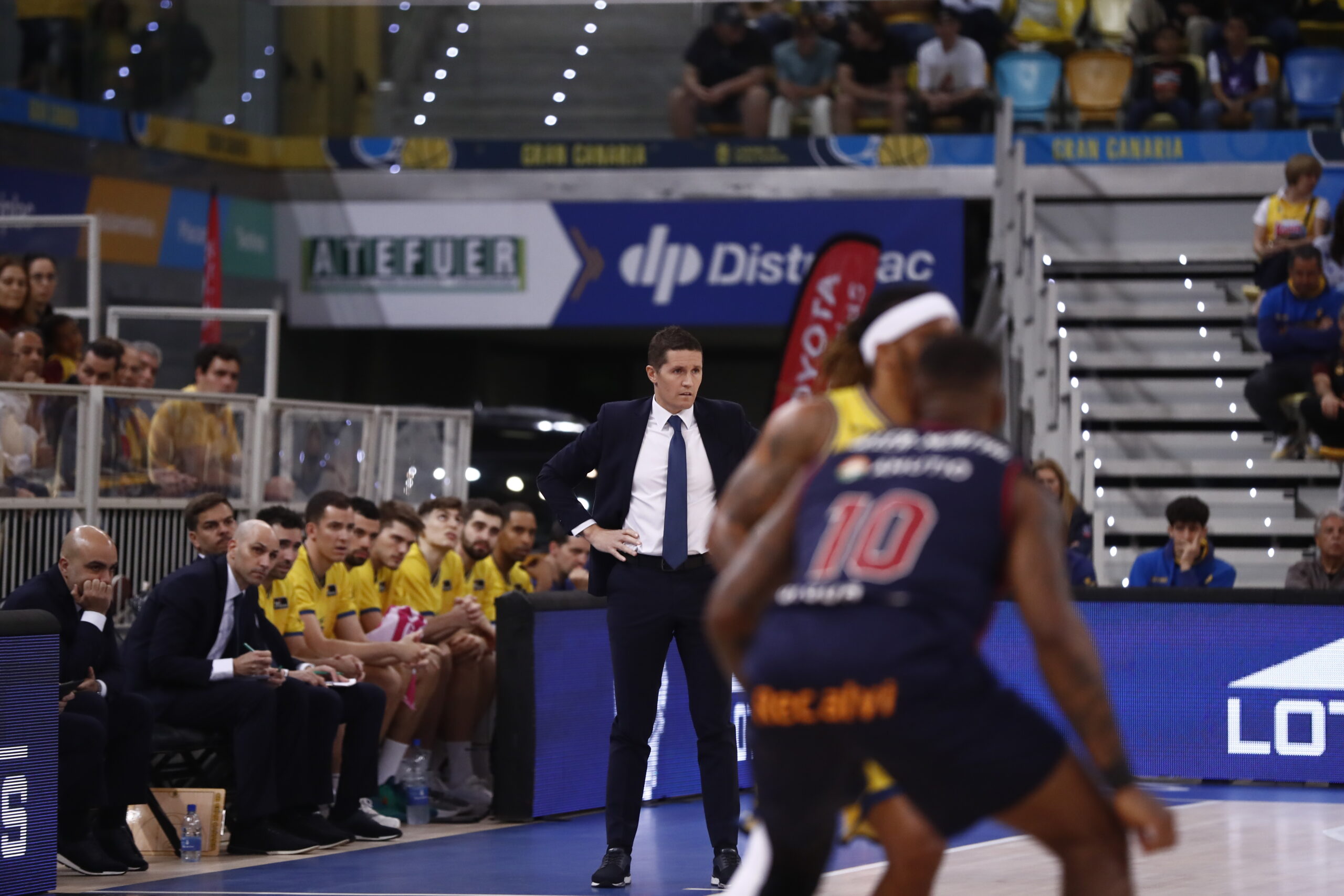 Entrenador Jaka Lakovic dirigiendo a su equipo durante un partido de baloncesto.
