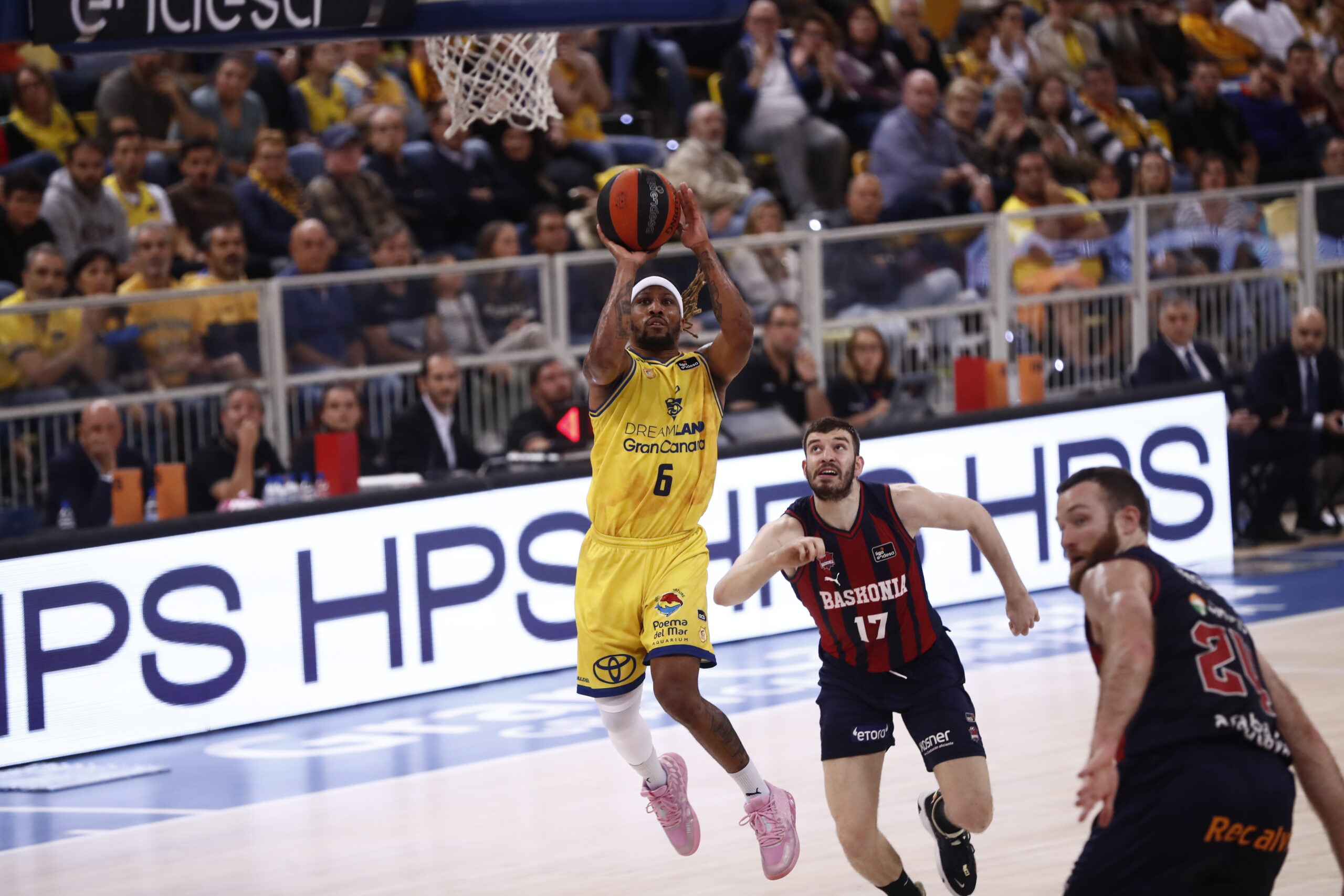 Jugador del Dreamland Gran Canaria lanzando a canasta durante un partido de Liga Endesa.