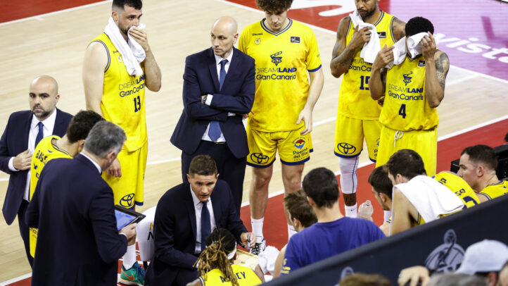 Jugadores y cuerpo técnico del CB Gran Canaria en tiempo muerto durante un partido.
