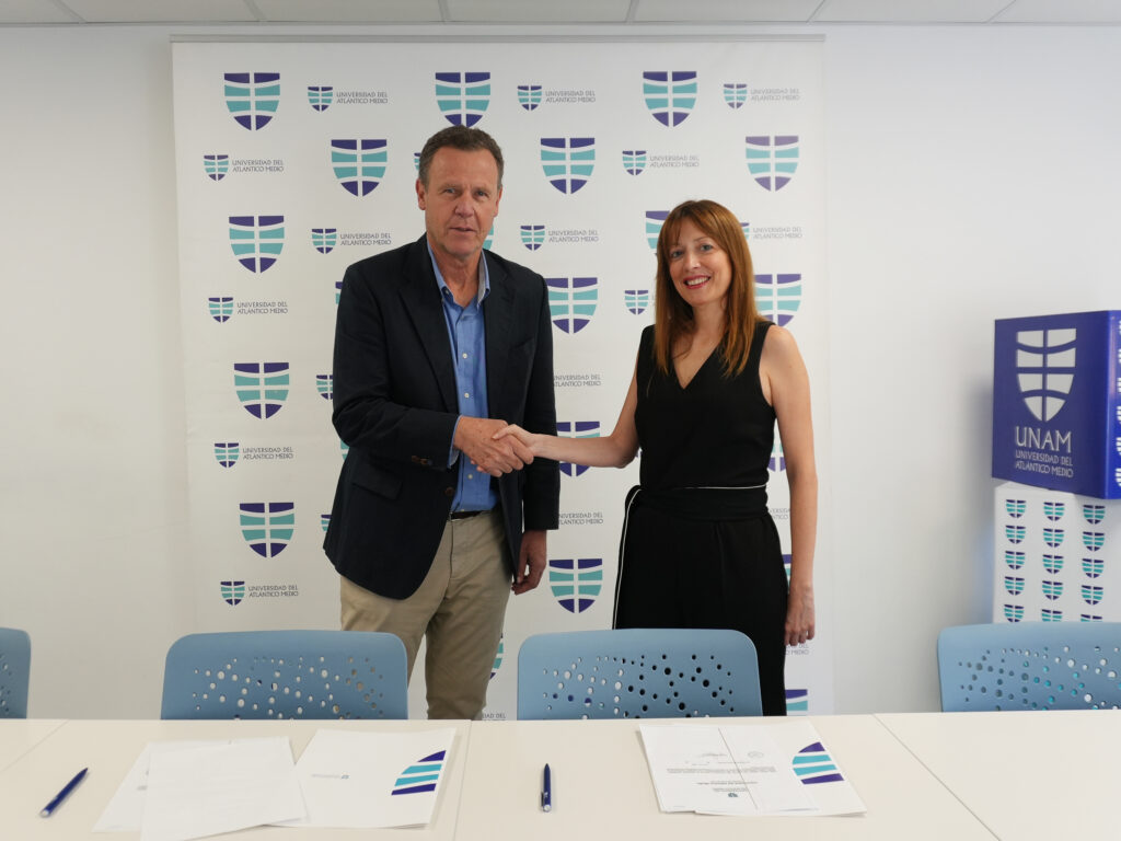 Representantes de la Universidad del Atlántico Medio y el CB Gran Canaria firman un convenio.