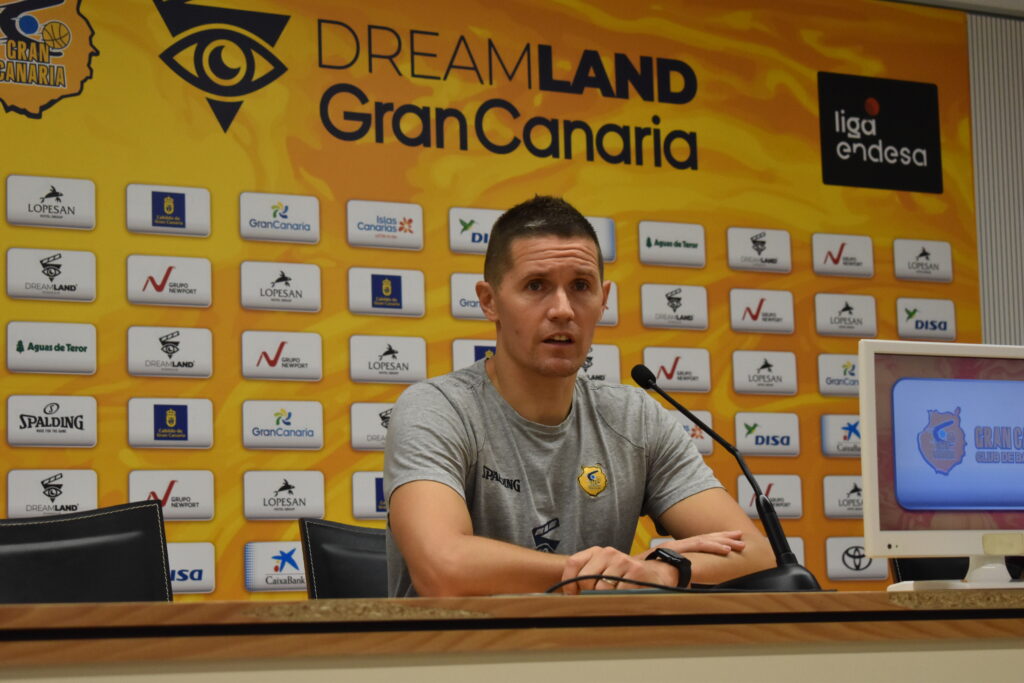 Jaka Lakovic en rueda de prensa hablando sobre el rendimiento del equipo.