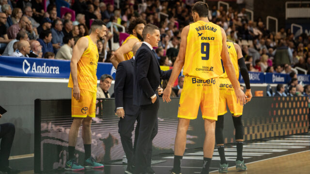 y así ha sido""",Entrenador dialogando con jugadores del Club Baloncesto Gran Canaria en un partido.