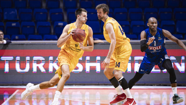 Jugadores del Dreamland Gran Canaria en acción durante un partido en Podgorica.