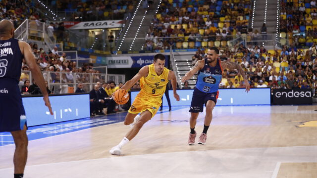 Jugadores de baloncesto compiten en la cancha durante un partido emocionante.