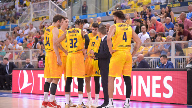 Jugadores del Dreamland Gran Canaria discutiendo estrategias durante un partido.