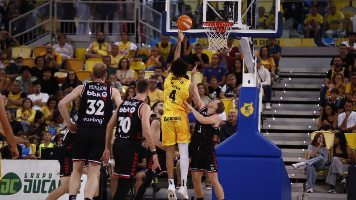 Jugadores en acción durante un partido de baloncesto en el estadio Martín Carpena.