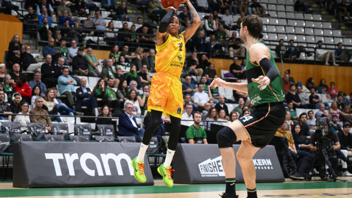 vuelta al ruedo en Europa",Jugador lanzando el balón en un partido entre Gran Canaria y Joventut Badalona.