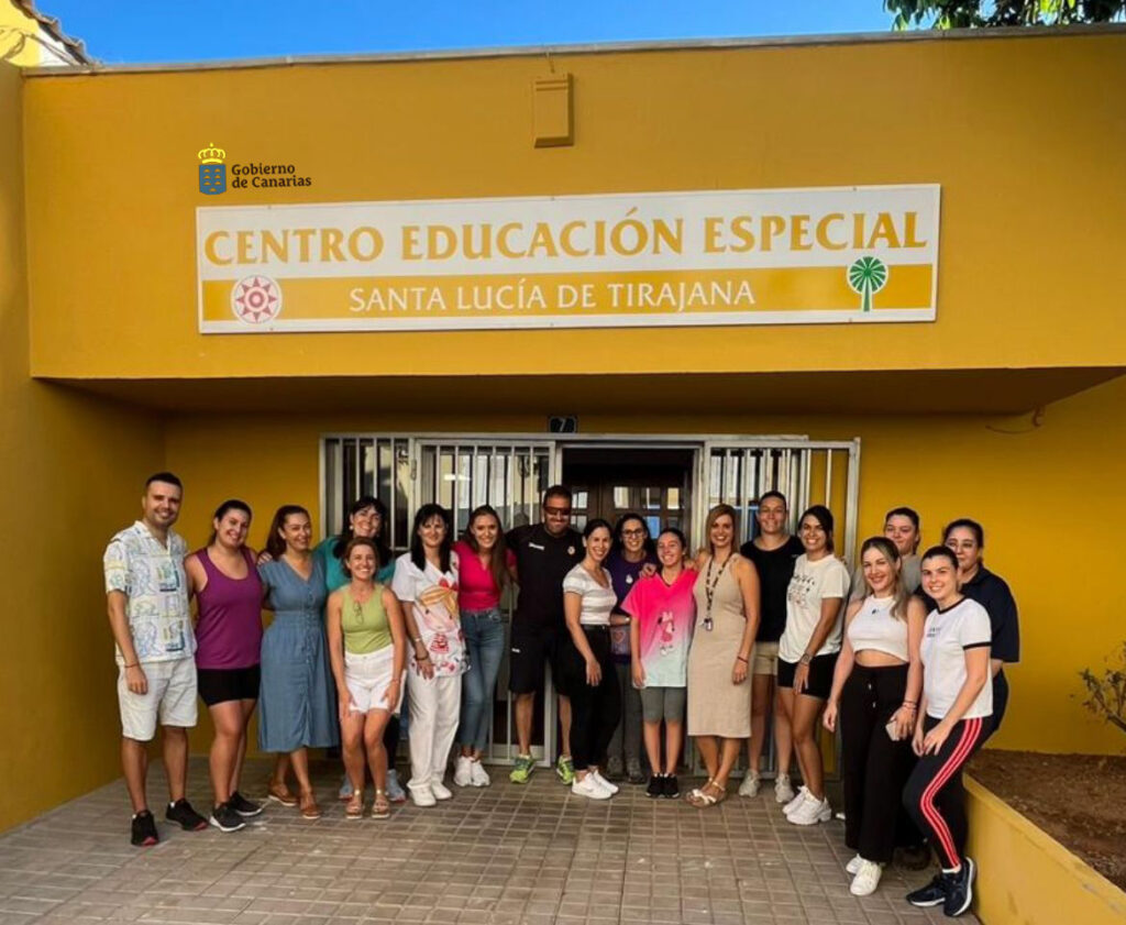 Grupo de personas posando frente al Centro de Educación Especial de Santa Lucía.