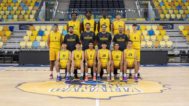 Jugadores del Gran Canaria júnior posando en la cancha en uniforme amarillo.