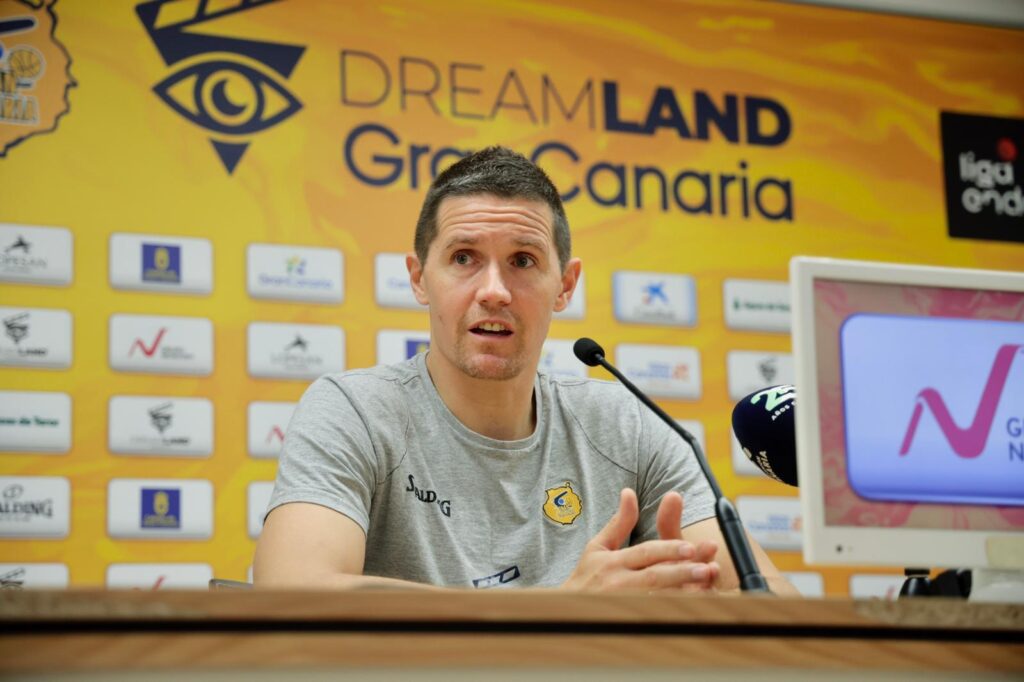 Jaka Lakovic en rueda de prensa, analizando próximos partidos del equipo.