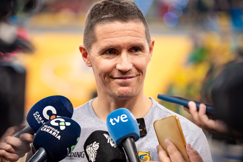 pero hay que seguir trabajando""",Entrenador Jaka Lakovic sonriendo mientras responde preguntas de los medios.