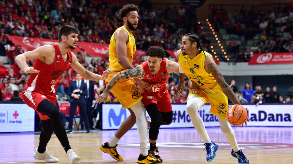Jugadores en plena acción durante un partido de baloncesto entre Gran Canaria y UCAM Murcia.
