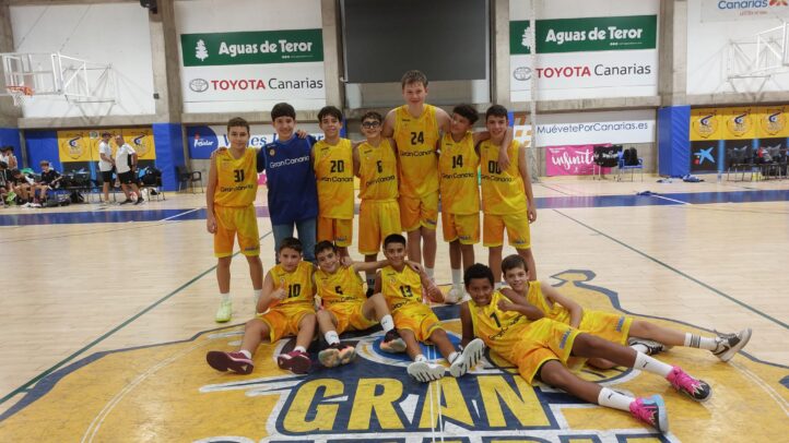 Jugadores de la cantera del Gran Canaria sonríen tras un partido en la cancha.
