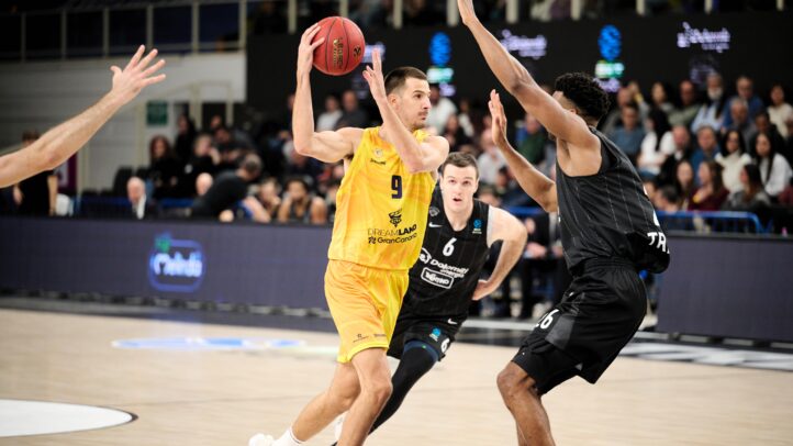 Jugador del Dreamland Gran Canaria en acción durante un partido, lanzando con balón.