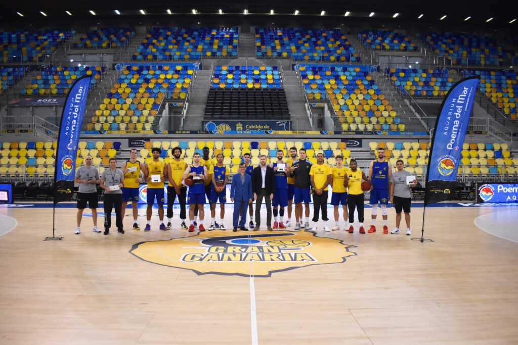 Jugadores y staff del Club Baloncesto Gran Canaria en evento con Poema del Mar.