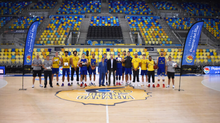 Jugadores y staff del Club Baloncesto Gran Canaria en evento con Poema del Mar.
