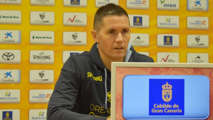 Jaka Lakovic en una rueda de prensa, con el logo del Cabildo de Gran Canaria de fondo.