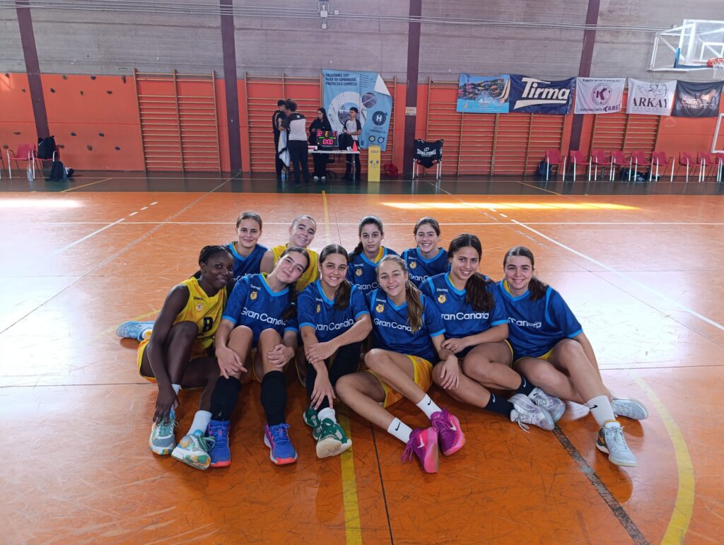 Jugadoras del Club Baloncesto Gran Canaria posando en la cancha después de un entrenamiento.