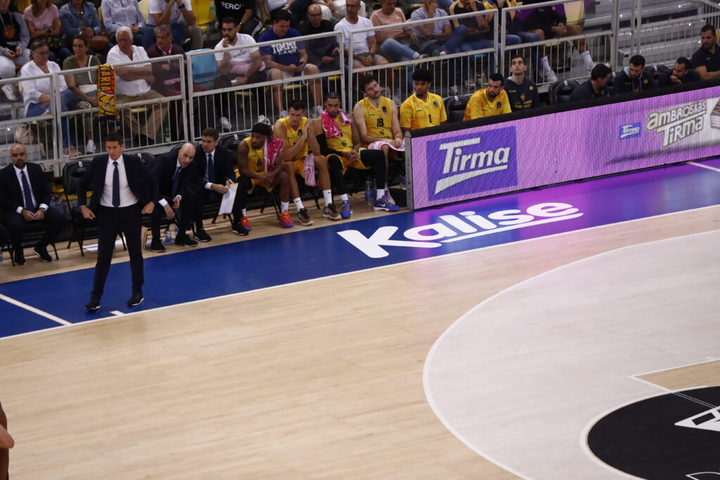 un nombre familiar que vuelve al Club Baloncesto Gran Canaria",Entrenador dirigiendo al equipo en un partido del Club Baloncesto Gran Canaria.