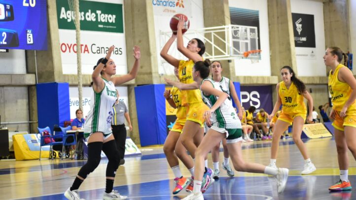 Jugadoras de baloncesto en acción durante un partido de la cantera amarilla.