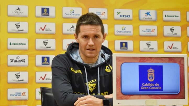 Entrenador Jaka Lakovic en rueda de prensa, preparado para hablar sobre el próximo partido.