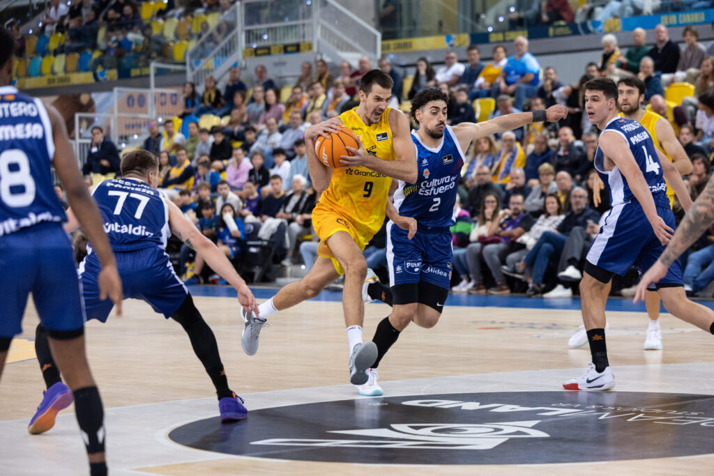  en diez claves",Jugadores de baloncesto en acción durante un partido entre Gran Canaria y Valencia Basket.