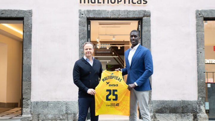 Directivos del Club Baloncesto Gran Canaria presentan una camiseta en Multiópticas.