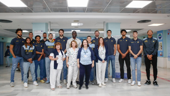 Jugadores del Dreamland Gran Canaria con personal del Hospital Materno Infantil en la visita.