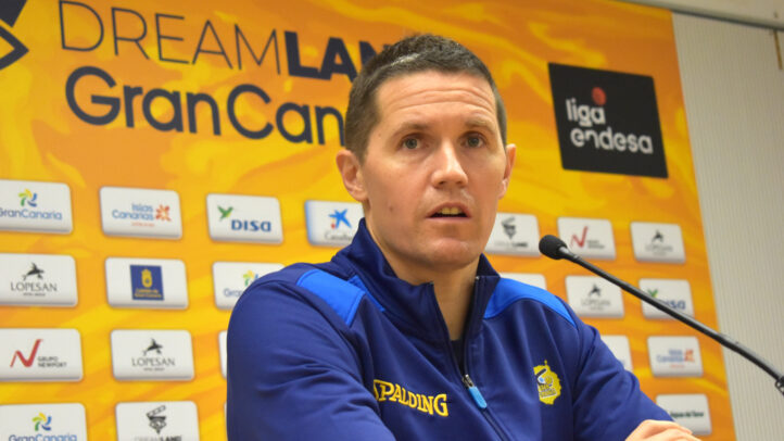 Entrenador del CB Gran Canaria en una rueda de prensa, hablando sobre el equipo.