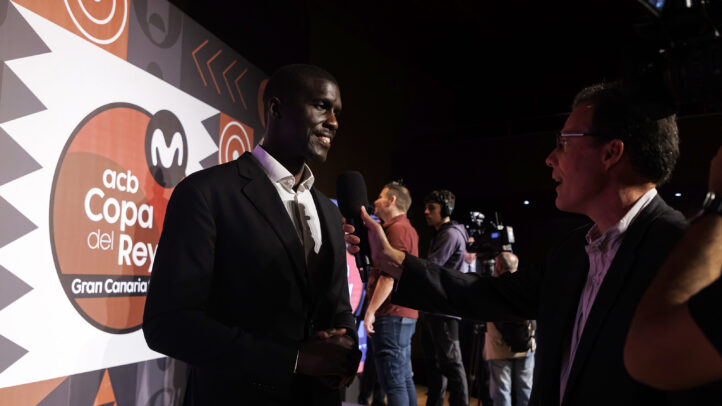 Sitapha Savané siendo entrevistado sobre la Copa del Rey en Gran Canaria.